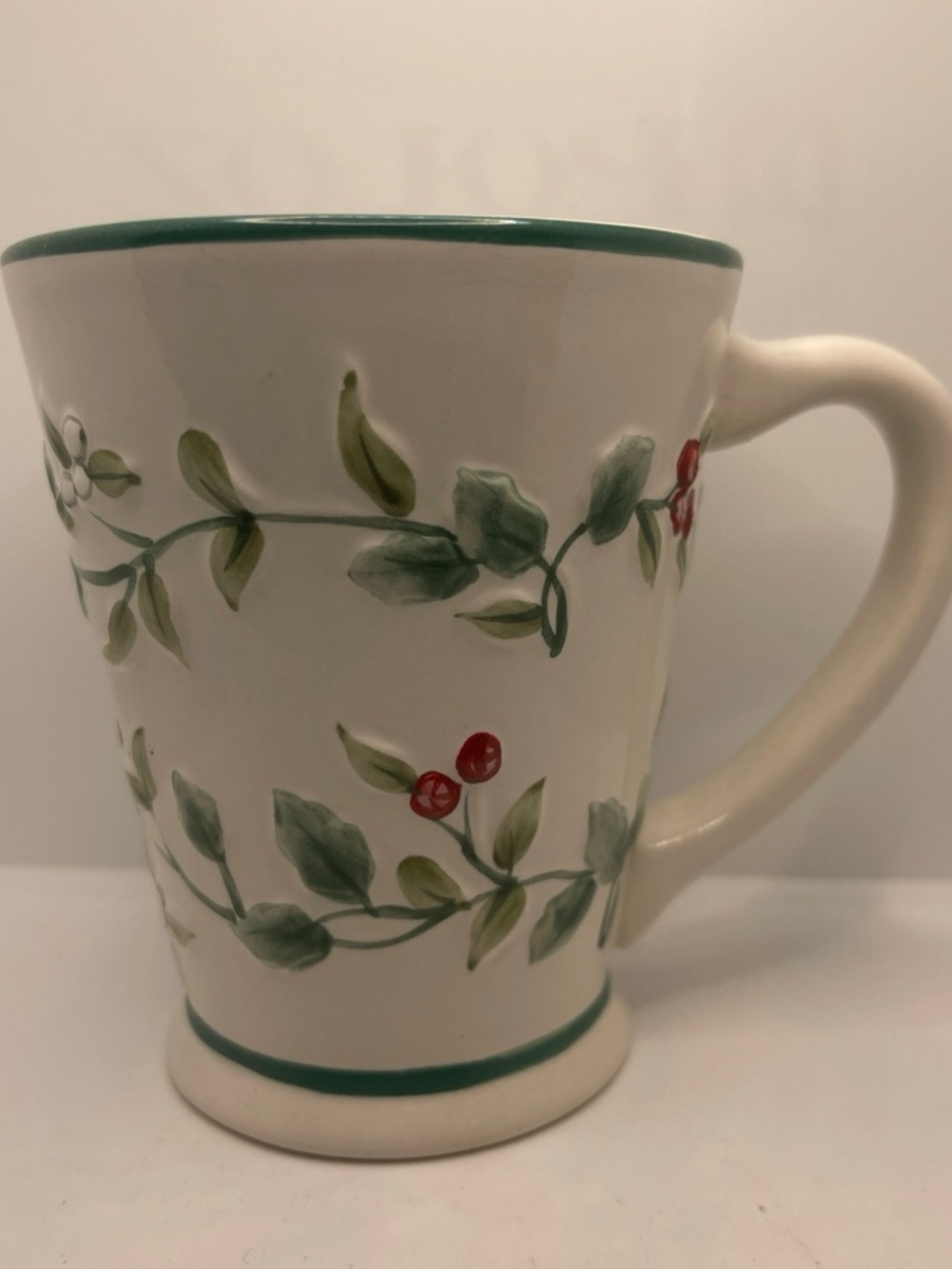 Pfaltzgraff Christmas Winterberry Pedestal Tea Mug Embossed 10 oz
